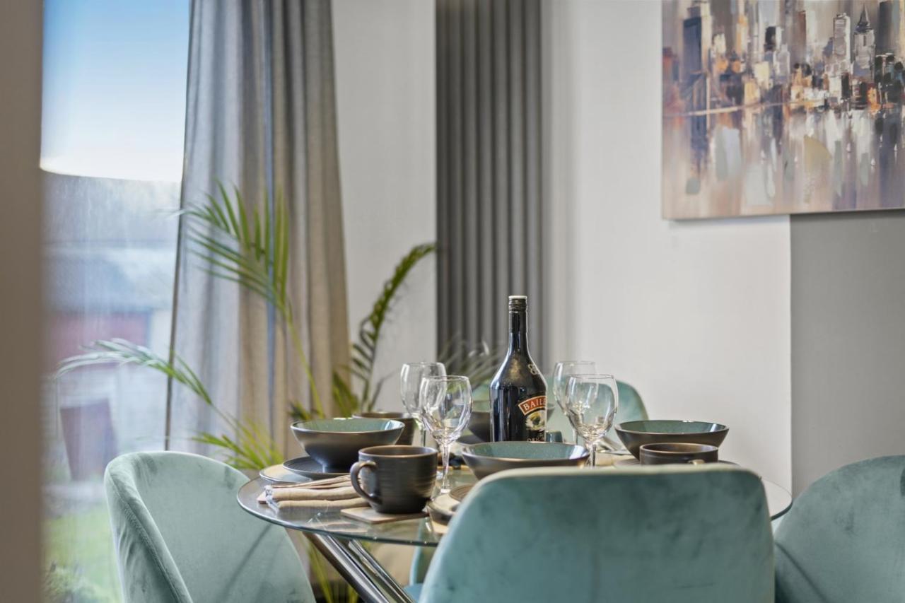 Stunning 2-Bedroom House With Free Parking & Wifi Chatham  Dış mekan fotoğraf