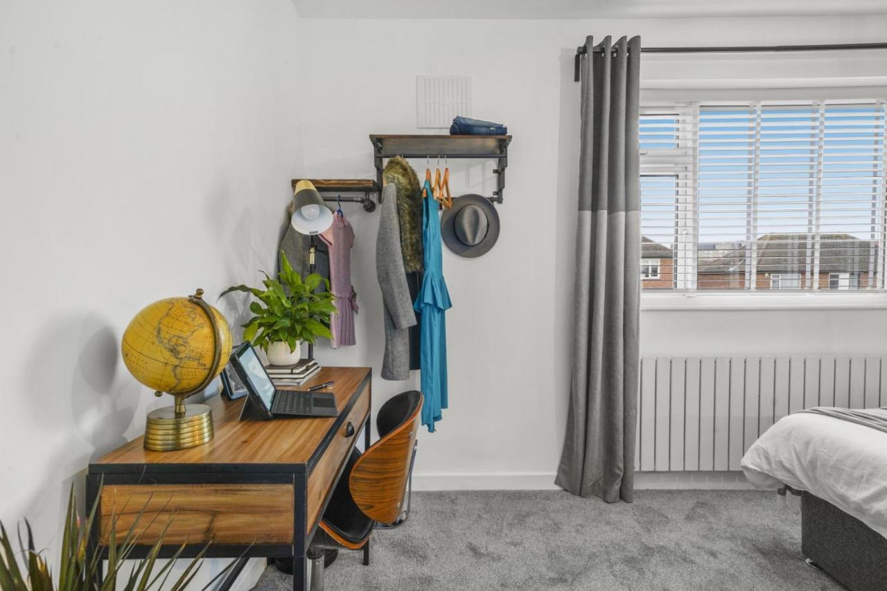 Stunning 2-Bedroom House With Free Parking & Wifi Chatham  Dış mekan fotoğraf