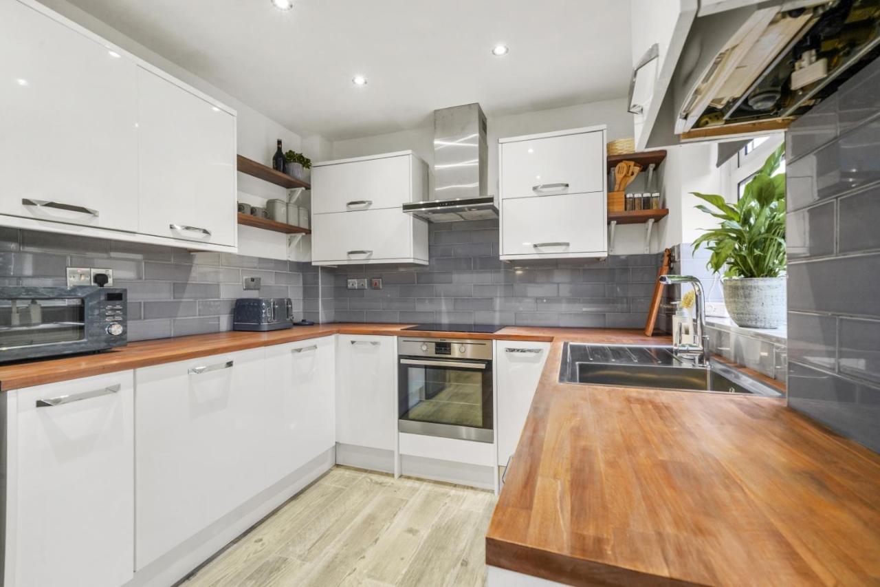 Stunning 2-Bedroom House With Free Parking & Wifi Chatham  Dış mekan fotoğraf
