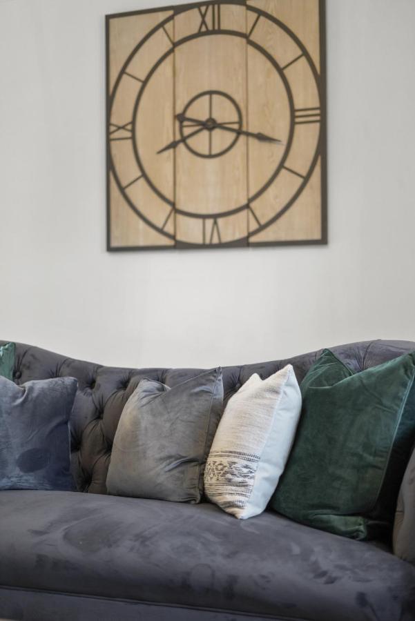 Stunning 2-Bedroom House With Free Parking & Wifi Chatham  Dış mekan fotoğraf
