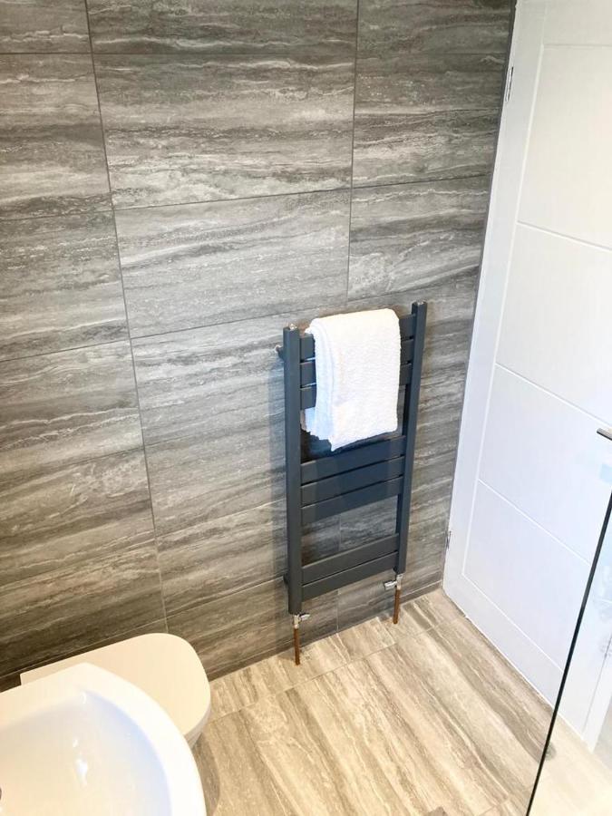 Stunning 2-Bedroom House With Free Parking & Wifi Chatham  Dış mekan fotoğraf