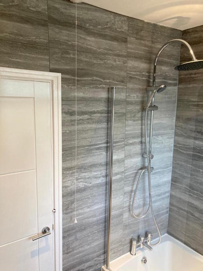 Stunning 2-Bedroom House With Free Parking & Wifi Chatham  Dış mekan fotoğraf